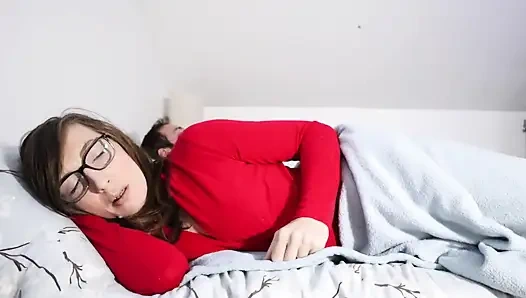 Kayınpeder parmaklıyor ve göğüslerine boşalıyor