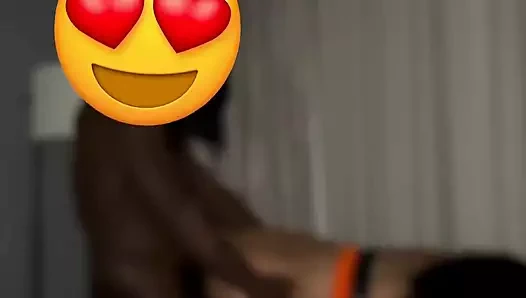 Amcığı o kadar ıslak ki odanın öbür ucundan duyabiliyorsun