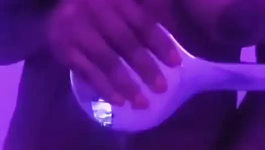 Duşta şişman amcığımla oynuyorum