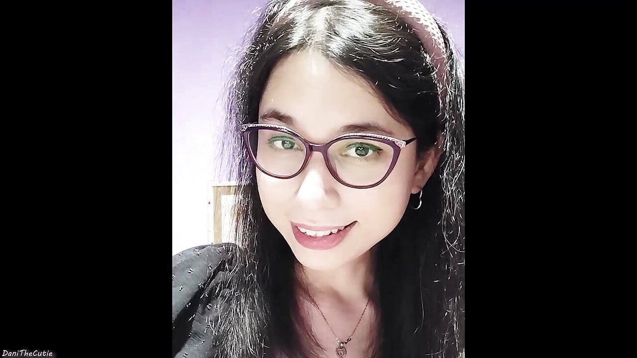 Pinay tgirl DaniTheCutie onunla samimi vakit geçirirken sana cesaret veriyor