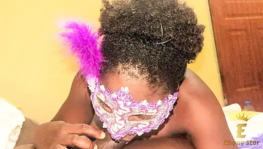 Güzel bir Afrikalı kadın cadılar bayramında kocasını baştan çıkarıyor
