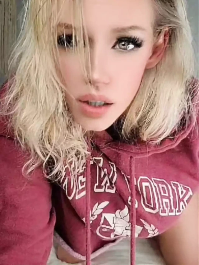 Ateşli kız tangalarla rastgele dildo oynuyor