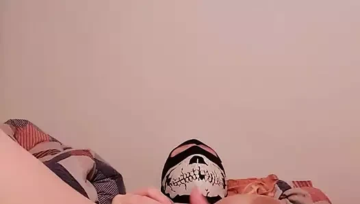 Bir başlıkta azgın kız mükemmel bir orgazm yaşar