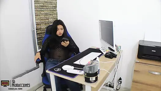 Şirketteki işimi kaybetmemek için patronumun amını becerdim - ispanyolca porno