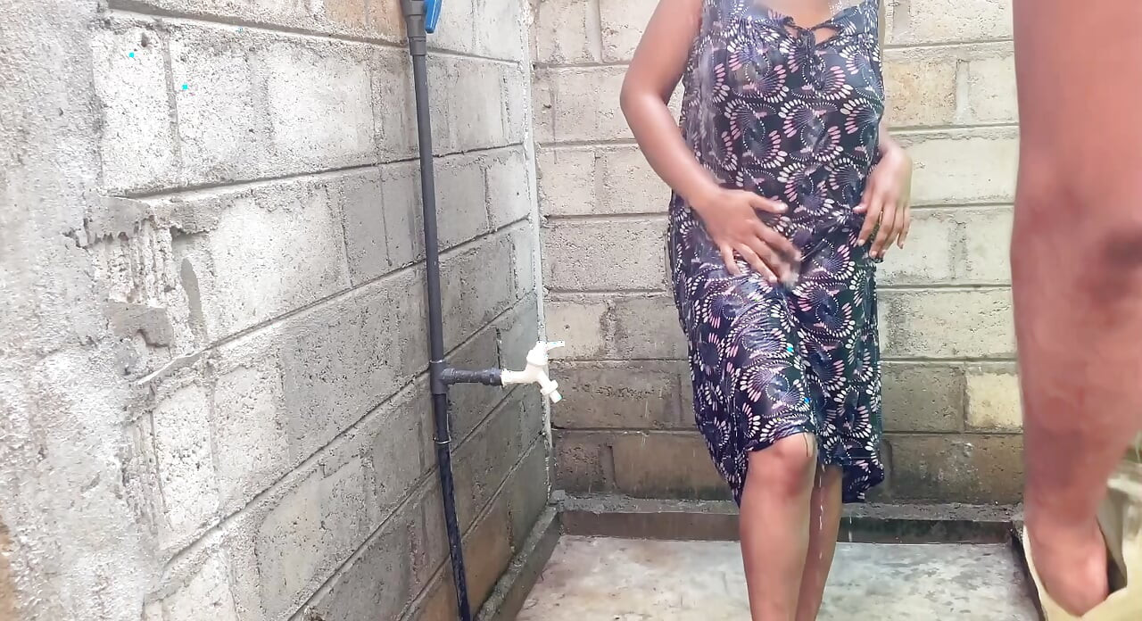 Büyük memeli Hintli orta yaşlı seksi kadın ev sahibi tarafından kocasının arkasında sikiliyor