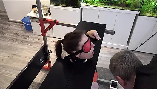 Köle Kız Savunmasız Direkte Sybian'da Orgazma Sürükleniyor Bölüm 2