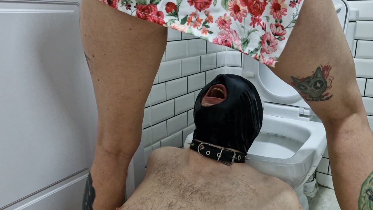 İşeme. Tuvalet kölesi. Dominatrix kölesinin ağzına ve vücuduna işiyor. Tuvalet fetişi