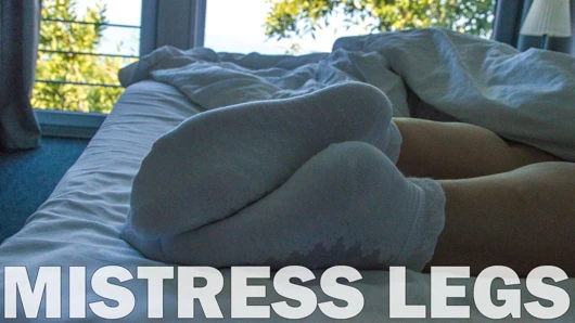 Beyaz çoraplı baştan çıkarıcı metres bacakları seni alay ediyor