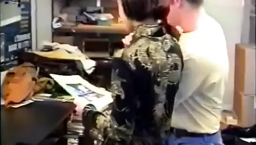 Bir göletin kenarına bir yürüyüşçü yerleştiriyor ve sonunda onu sikiyor!
