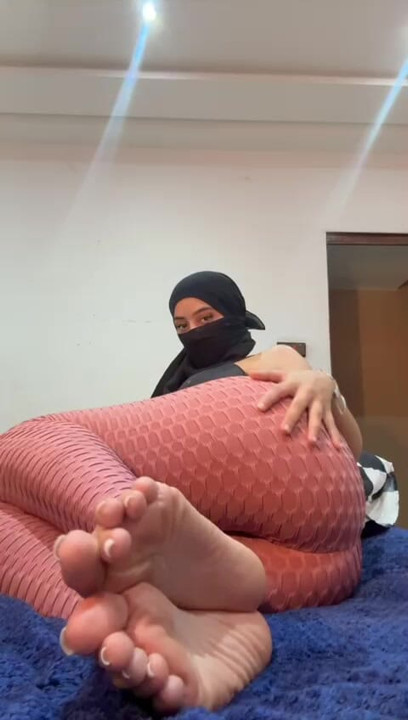 Tesettürlü Arap ayak tanrıçası Müslüman sapıkça zevk için ayak parmaklarına odaklanırken ayak tabanlarını ovuyor