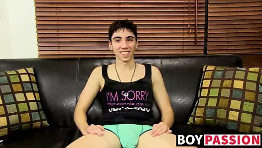 genç mürekkeplenmiş tatlı okşayarak onun horoz ve taşaklar iken inilti