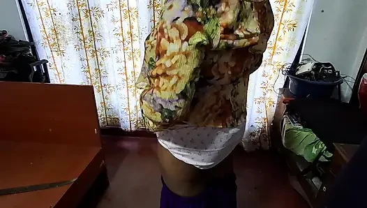 Yabancı izinsiz ve göğüslerine dokunuyor
