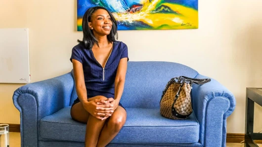 Şık sıska model masummuş gibi davranıyor ama oyuncu yönetmeni tarafından dövülmekten hoşlanıyor