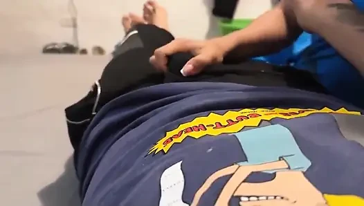 Çok azgın üvey kız kardeşimi odasında buluyor ve sikilmek istiyor