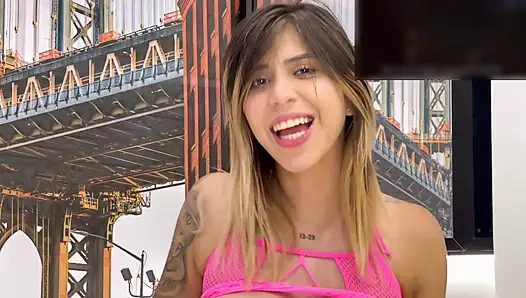 Sevimli Kız Külotlu Lezbiyen Hentai Fışkırtmalarını Izlerken Mastürbasyon Yapıyor. Ebeveynler Evde!