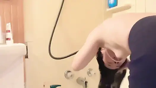 Hana küvette kıllarını yıkıyor küçük memeli çok güzel