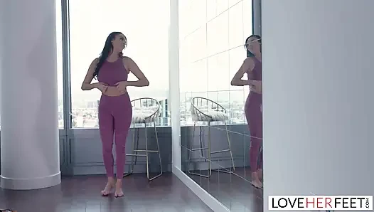 Büyük memeli Anissa Kate seansta yoga hocasıyla sikişiyor