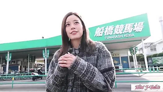 Sessiz ama yalanmış inliyor hassas vücut oral seks yutuyor