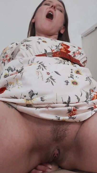 VIP4K. Azgın orta yaşlı seksi kadın genç bir adamı aldı ve onu parkta baştan çıkardı | Klip 3