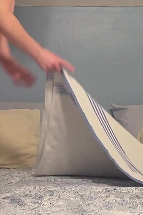 Olgun her iki deliğini de sikiyor ve sert sikiliyor!