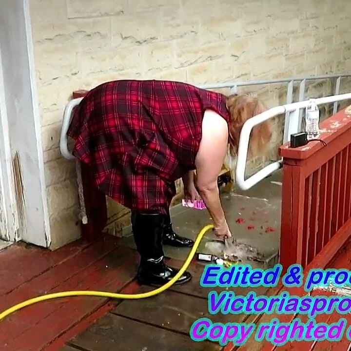 Bahçede seksi yürüyüş ve dağınıklığı temizleme