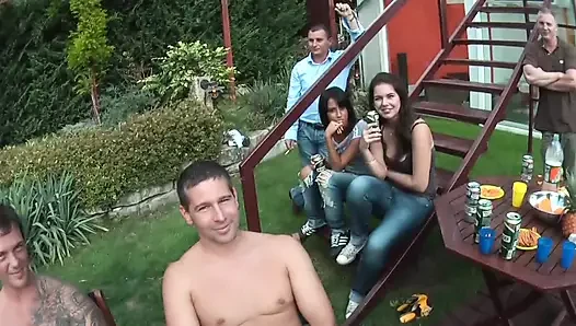 Havuz partisi emme, üçlü sikiş ve grup sikişi ile dolu