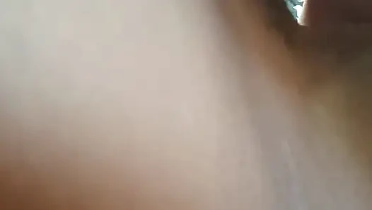 Patronumun yarağını emiyor, ağzımda olmasına bayılıyorum