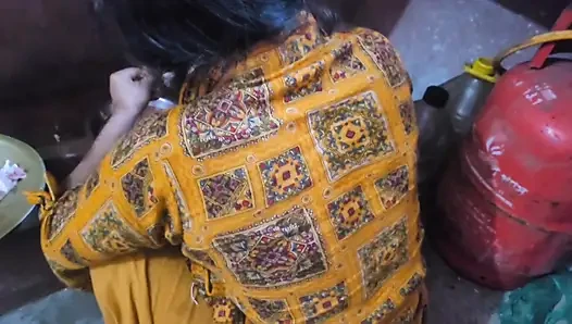 Viral Bangladeşli yemek pişirirken seksi video