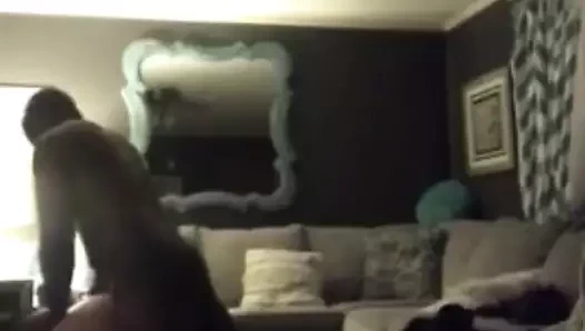 Bayan m'nin cuck kocası onu siyah bir adamın fahişesi olarak filme alıyor