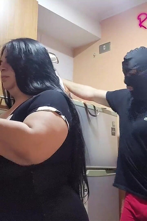 Hayranlar için videolar: maskeli genç adam beni mutfakta sikiyor ve bundan zevk alıyorum