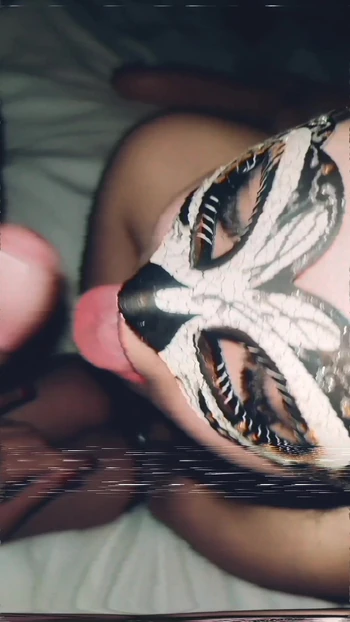 Сексуальная девушка обожает сосать хуй