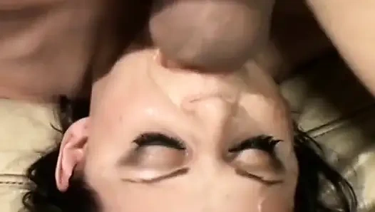 Yüzünü sikiyor Fransız erkek delisi gırtlağına kadar alıyor