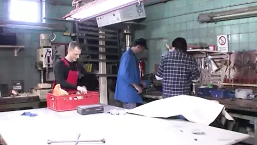 Die Notgeile Sekretaerin in der Fleischer Werkstatt vernascht