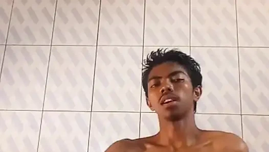 Ateşli bir banyoda mastürbasyon yapıyorum