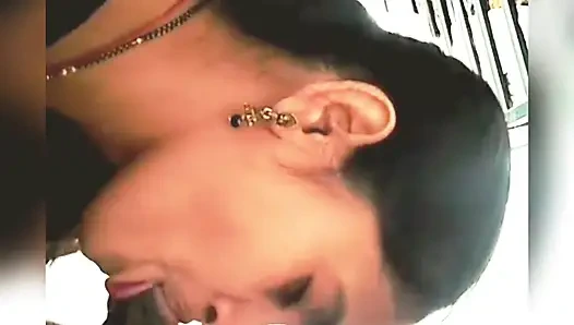 Hintli yeni evli kız ofiste erkek arkadaşına sakso çekiyor