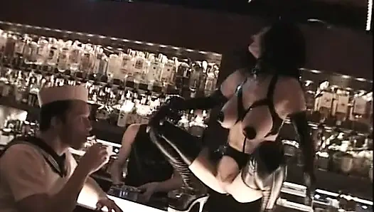 Denizcilerle barda üçlü seks ve bire bir sikiş. 2 sahne içinde 1