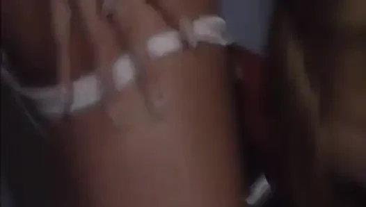 Büyük götlü sarışın Alman klasik ffm age gap sahnesinde anal seks yapıyor