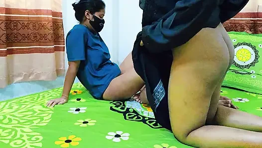 Bugün tesettürlü Müslüman teyzemi ve azgın kızı bangla sesini sikiyorum