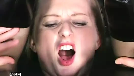 Sarışın piliç ağda yaptırıyor ve kırbaçlanıyor