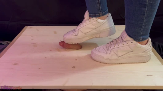 Sneakers horoz ezmek ve penis kurulu ile cum tedavi sonrası
