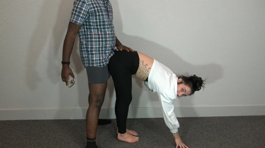 Tozluklu kız ayak parmaklarına dokunmak için eğiliyor