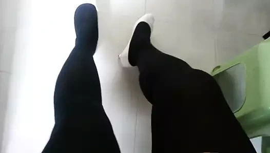 Siyah külotlu çorap teaser ile beyaz patent pompaları