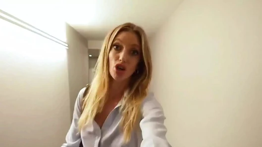 Şok olan üvey anne üvey kızını otel odasında yakalıyor, porno yapmak için büyük zenci yarağını emiyor - mylf