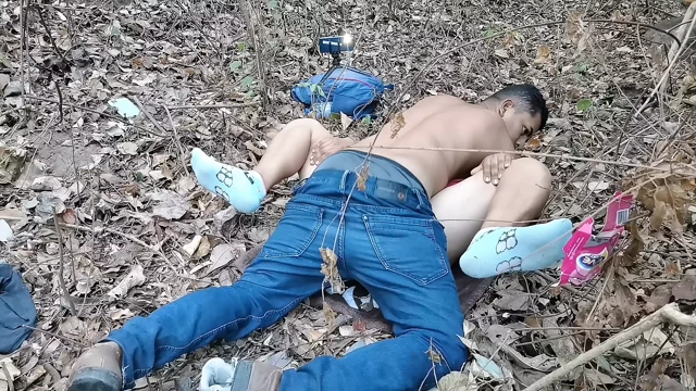 O +18 yaşında ve açık havada harika bir kız gibi sikişiyor