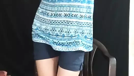 Hintli sevimli üniversiteli kız amını parmaklıyor