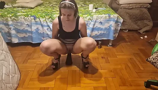 Anastasia sahibe büyük bir anal dildo piramidinin üstüne atlıyor ve takma yarak sasha earth amatör ev yapımı