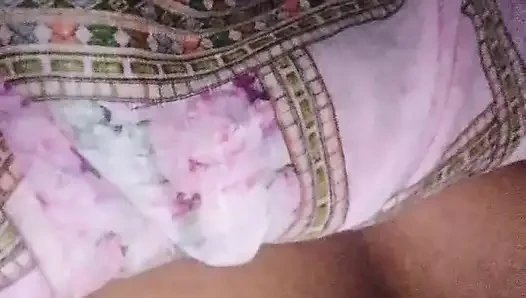 Bir köylü kızının mastürbasyon yaptığı video."