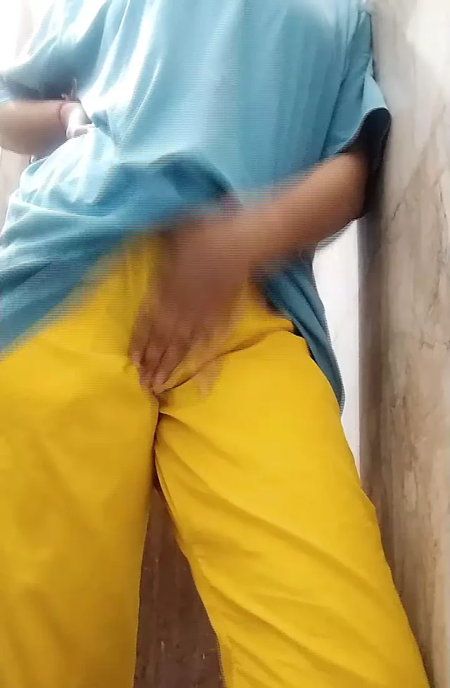 Sıcak vücut ile Asyalı kız sıcak göbek gösteren banyo alır