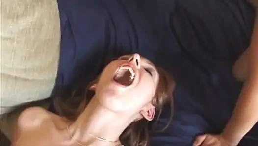 Ateşli hatun anal üçlü seksten sonra edepsiz sürtükle döl paylaşıyor