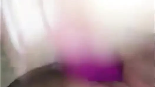 Dildoyla sikilirken fışkırtmalı amcığın kısa derlemesi